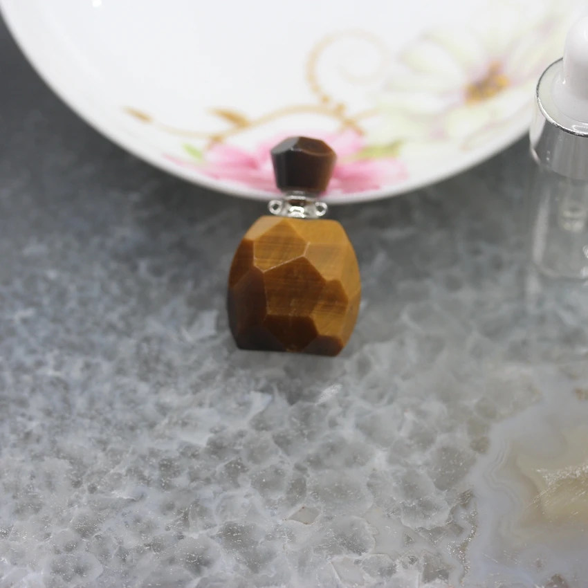 Подвеска в виде флакона для духов с тигровым глазом и коралловым огранкой