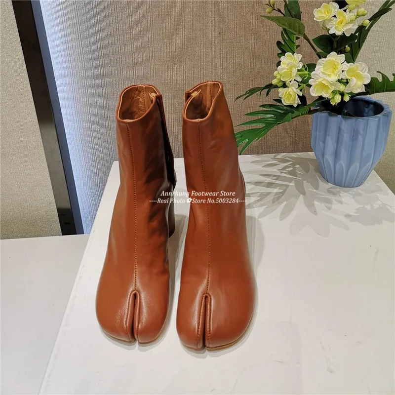 Уникальные ботильоны с разрезом; женские модные короткие ботинки из натуральной кожи с круглым носком на не сужающемся книзу массивном каблуке; Цвет Черный; De Mujer