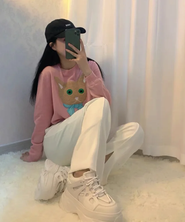 

Simple atmosphere warm sweaterCute kitten