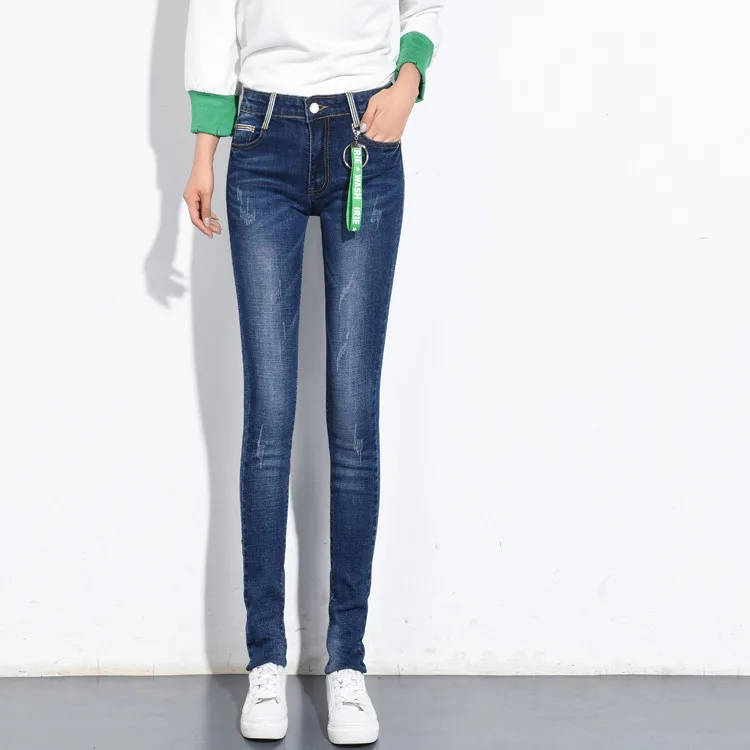 Женские джинсы на весну и осень облегающие однотонные со средней посадкой