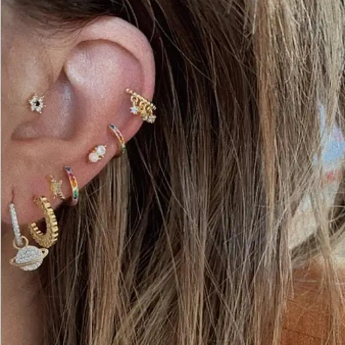 Маленькие серьги-гвоздики с цветком элегантные золотистые серьги кубическим