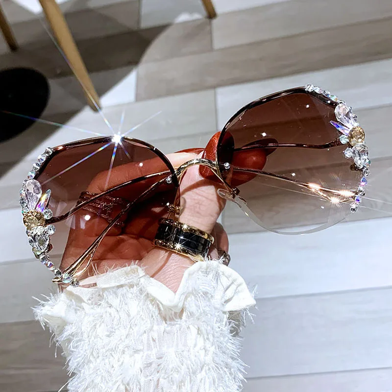 

Fashion Lluxury Sunglasses Bling Rhinestone Sun Glasses Vintage Shades for Women Big Diamond Eyeglasses Gafas De Sol Mujer 2021