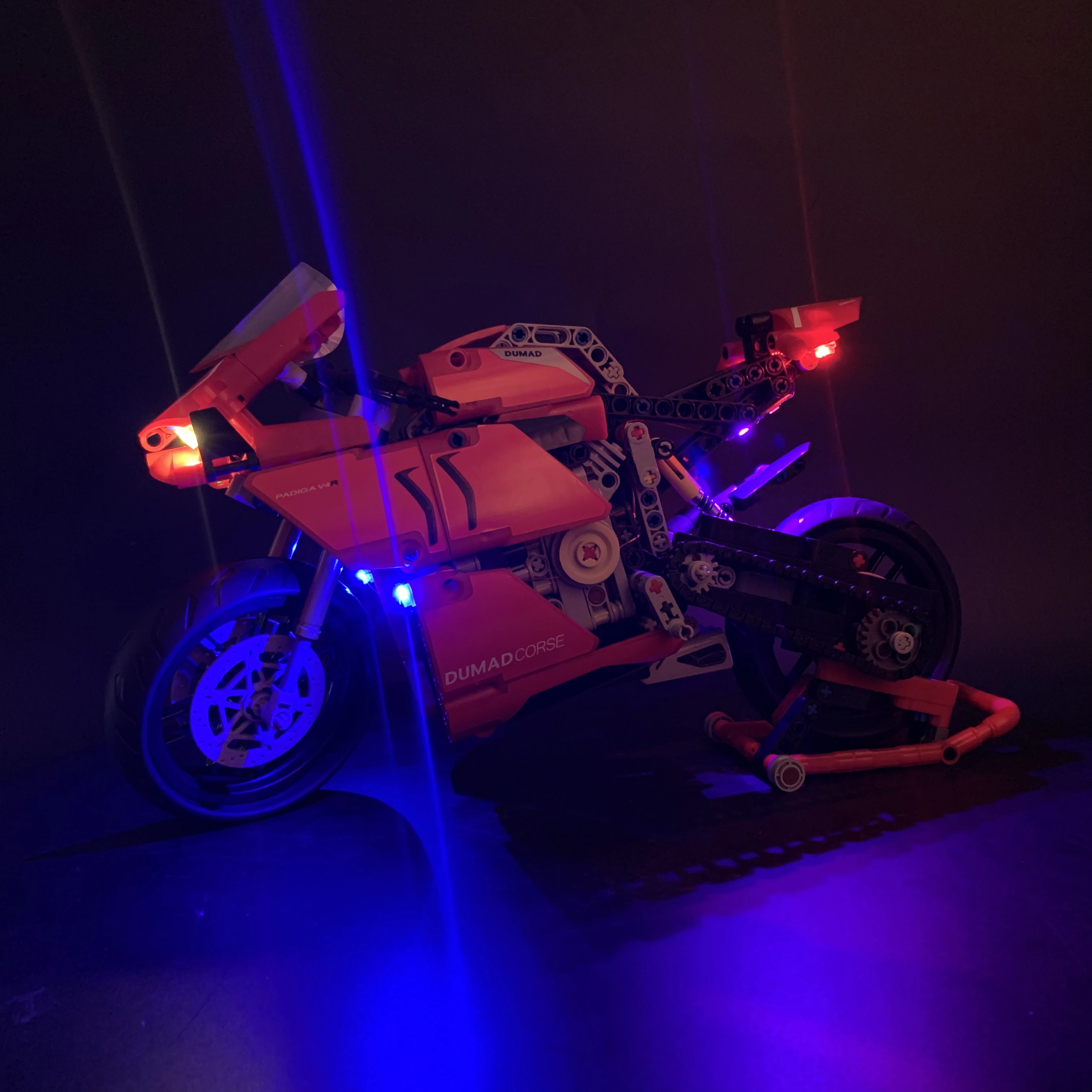 

Новинка 2020, в наличии, набор со светодиодный Ной подсветкой для Ducat Panigale V4 R, совместим с 42107 строительными блоками, кирпичи, игрушки, подарки