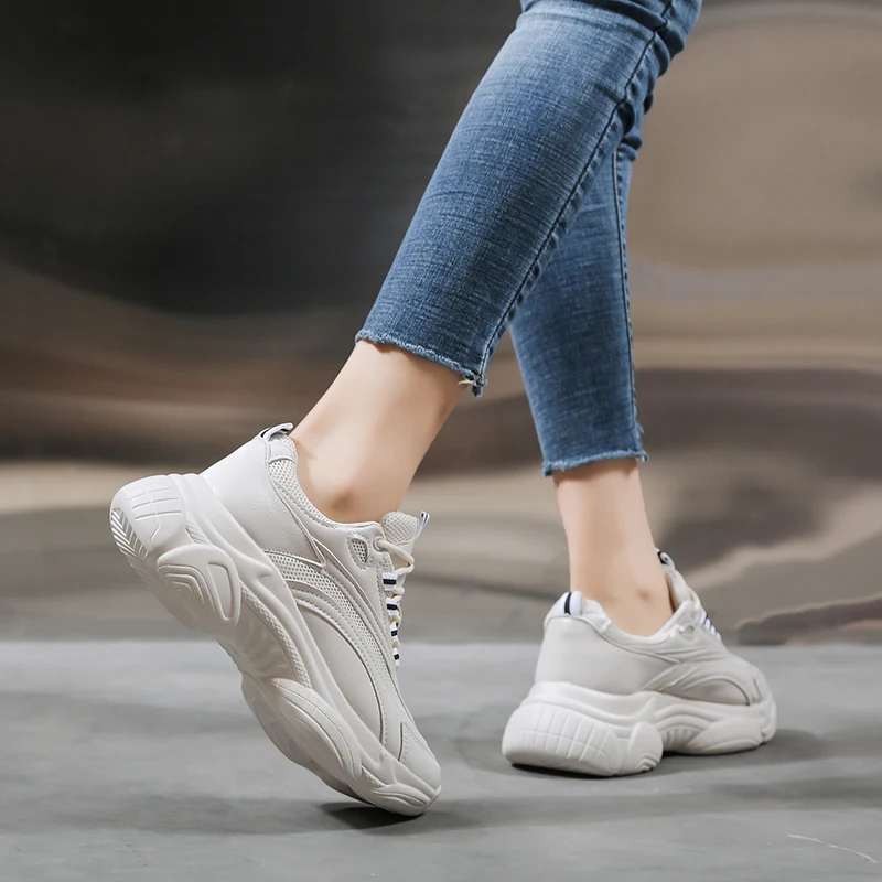 Новинка 2019 года белые женские кроссовки на массивном каблуке Повседневная