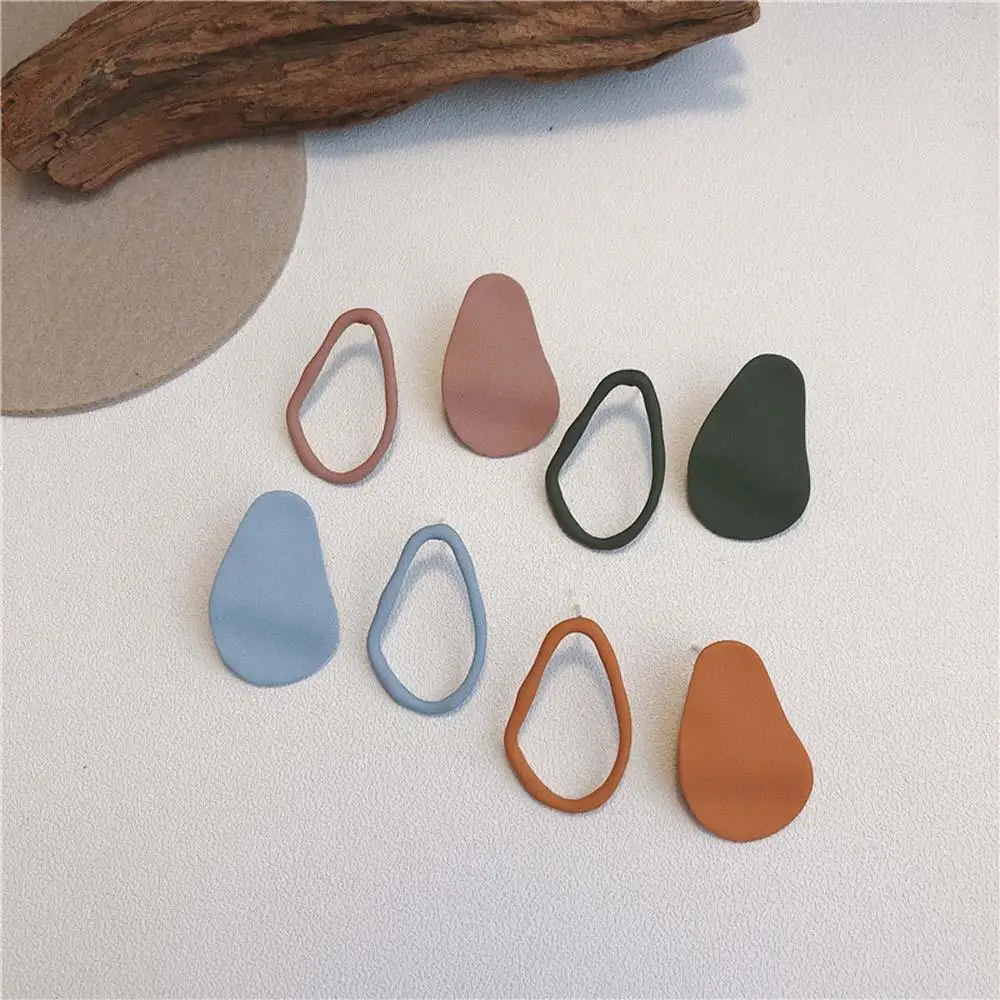 Асимметричные геометрической формы полые матовые цветные серьги гвоздики для