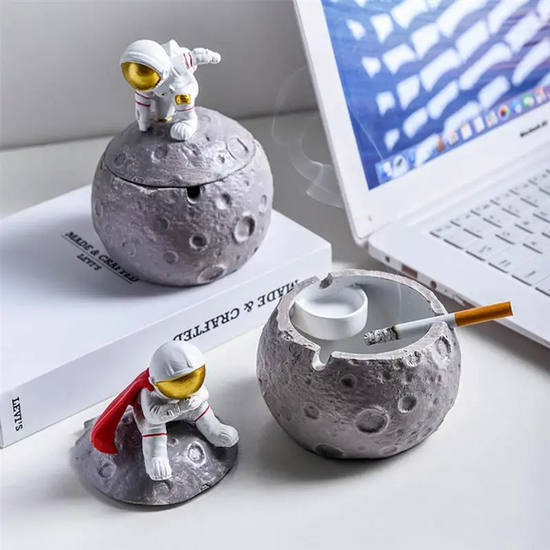 

Creative Cartoon Moon Astronaut Ashtray with Lid Resin Desktop Decorations Ornaments Home Art Decor