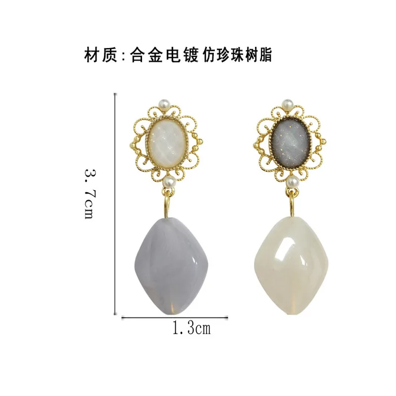 Простые нежные полимерные серьги-клипсы во французском стиле с подвесками