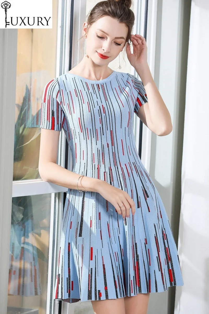 Женский трикотажный свитер с геометрическим узором голубое длинное трикотажное