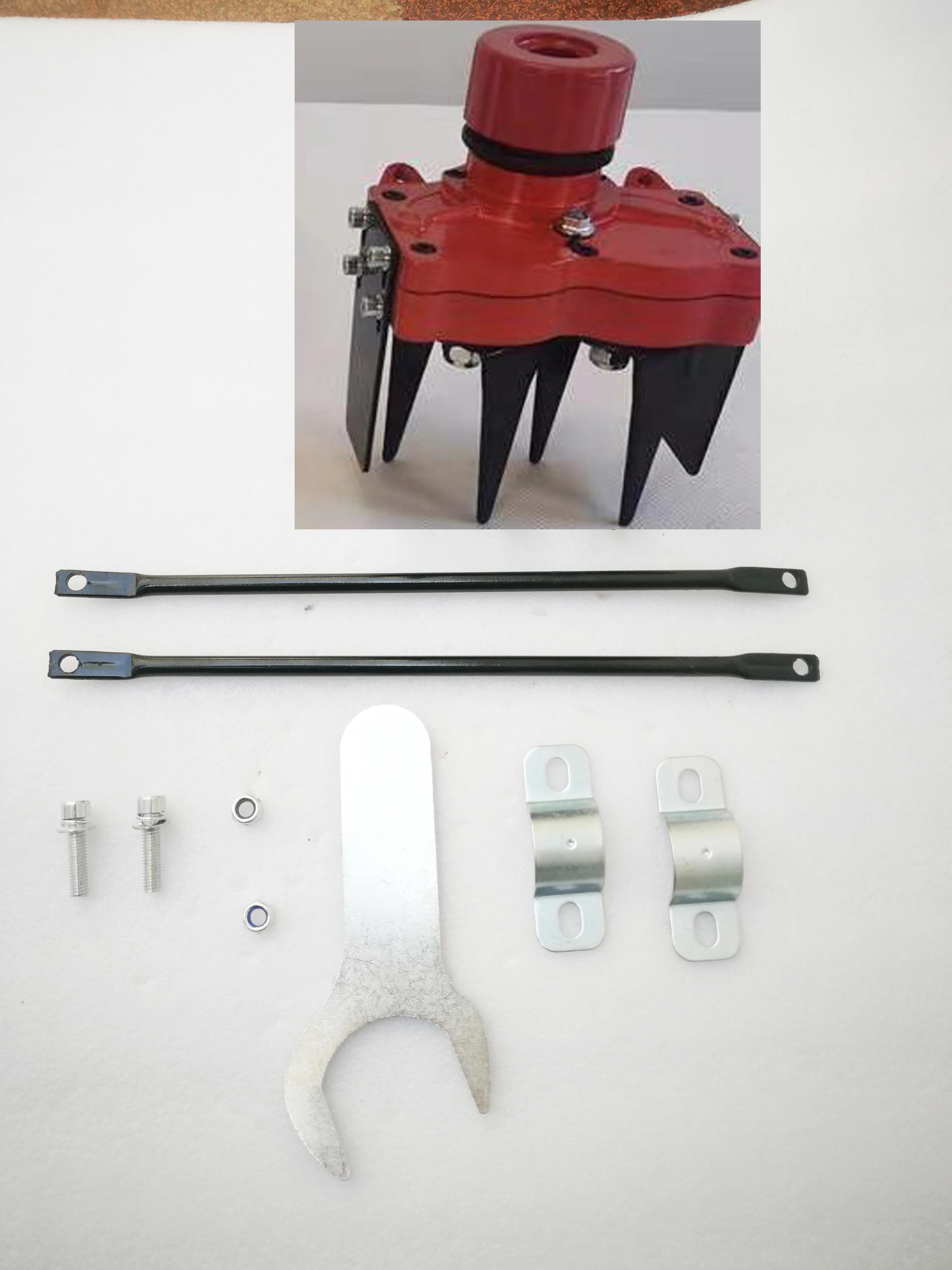 Садовый инструмент с 2 зубными лезвиями в алюминиевом футляре для культивации