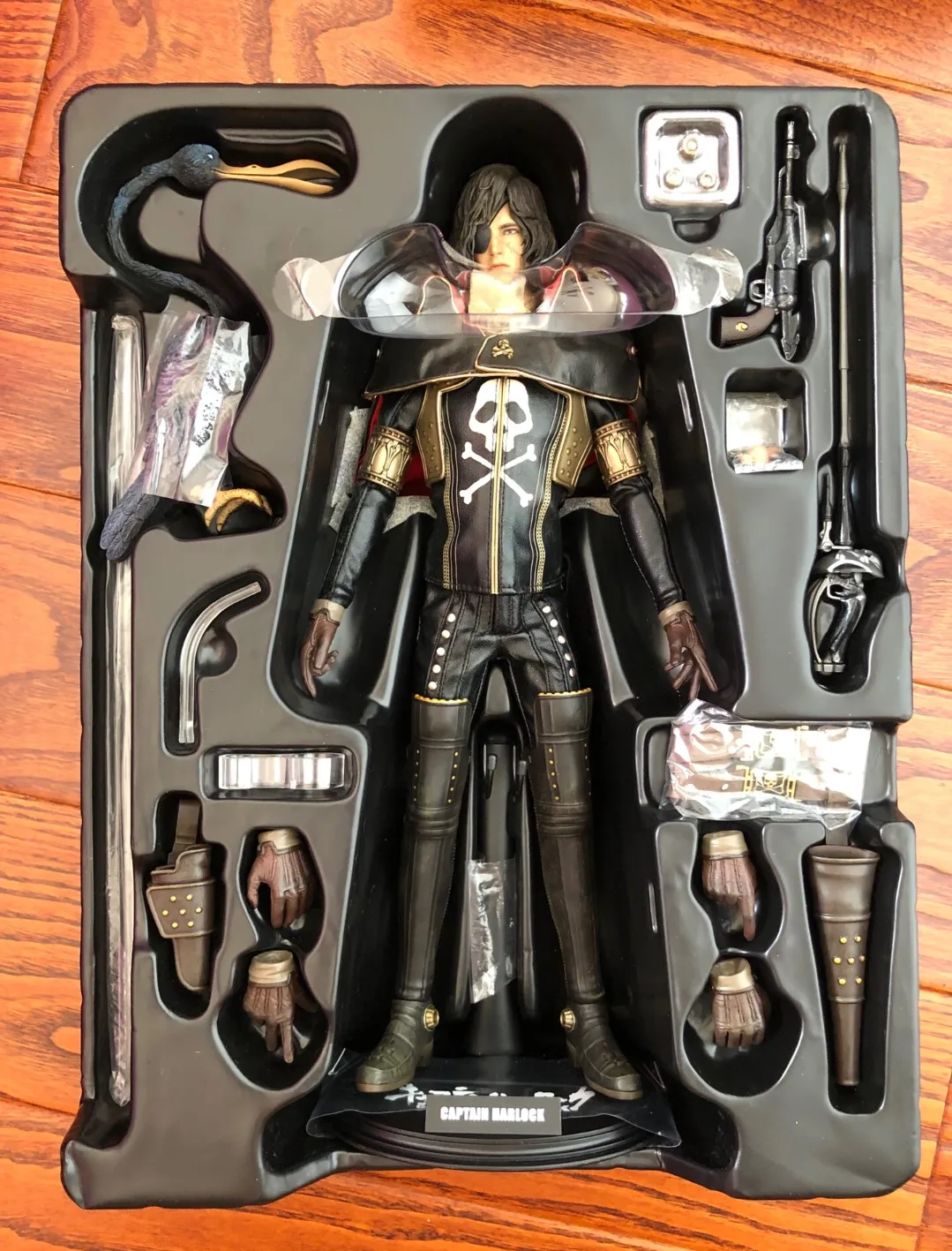 

hottoys ht MMS233 Space Pirate Captain Harlock Best Price