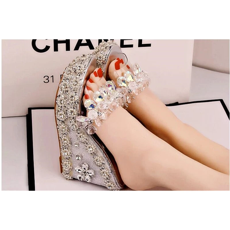 С украшением в виде кристаллов подвеска magic Стразы прозрачный соломенной