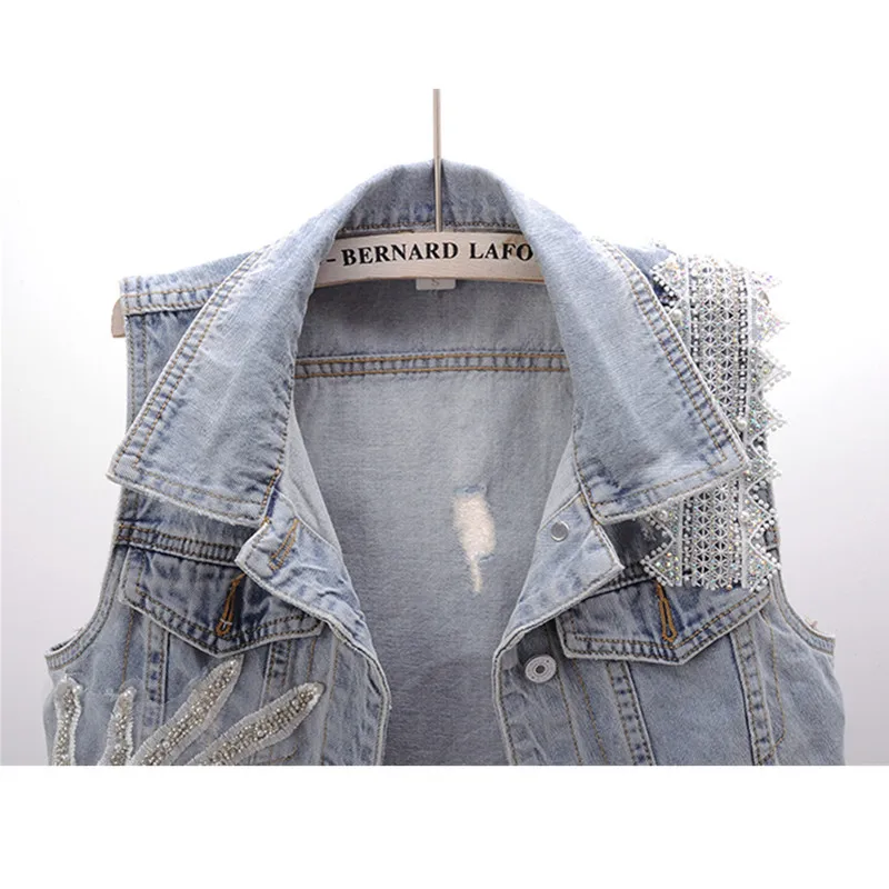 Женский джинсовый жилет без рукавов голубой облегающий с кружевными бусинами и