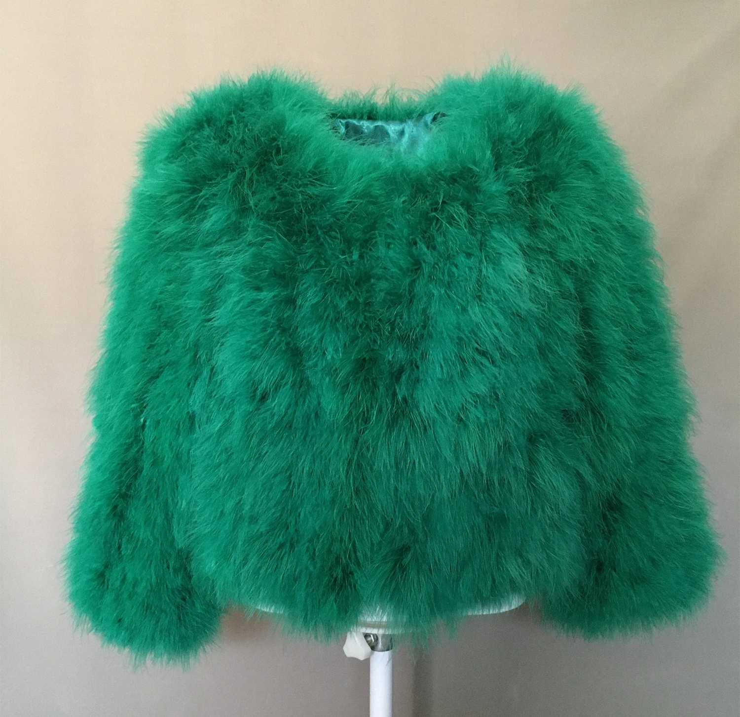 Женское короткое пальто из натурального меха индейки и пера элегантная зеленая