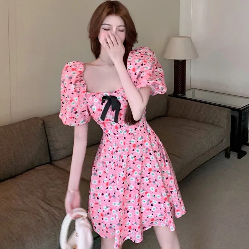 

Женское летнее платье с квадратным вырезом, цветочным принтом и бантом
