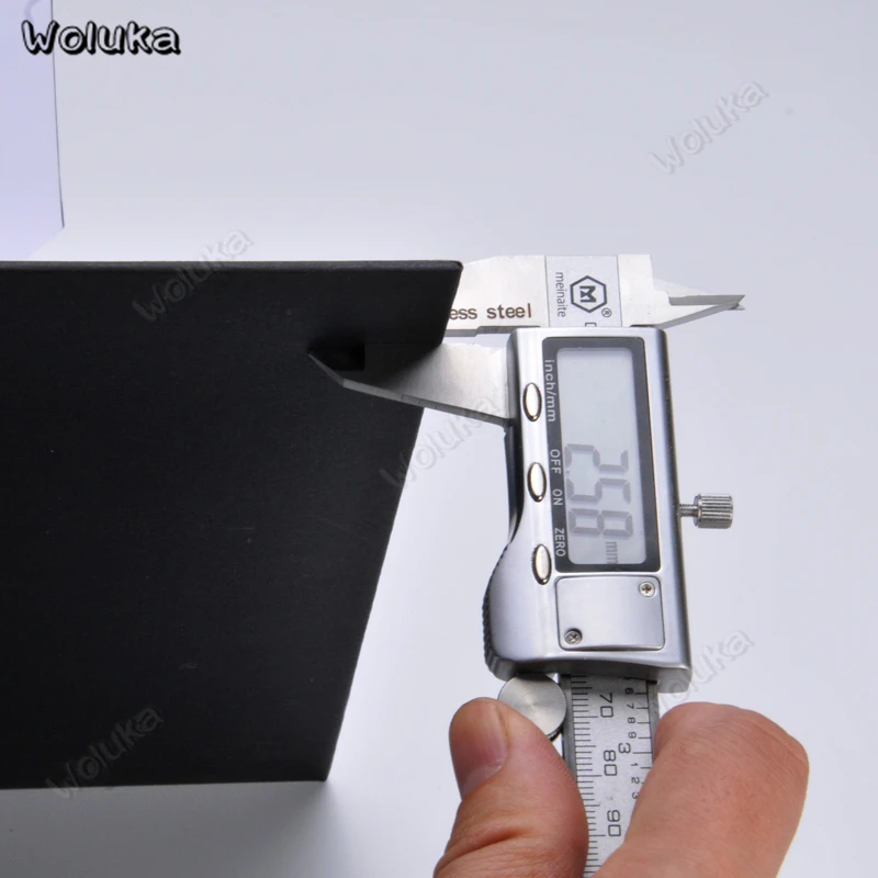 Складной стоячий картонный твердый толстый серебристый черный белый фон