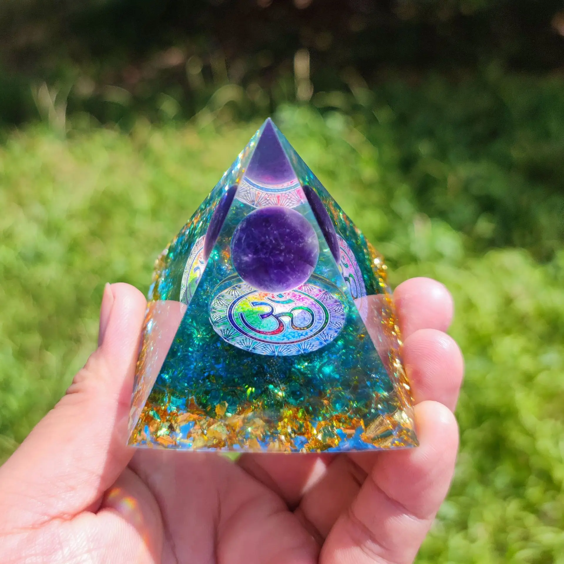 Pirámide de orgonita para meditación, 60mm, Yoga Ohm, esfera de cristal púrpura, piedra Natural orgona, energía curativa, Reiki, multiplicador de chakras