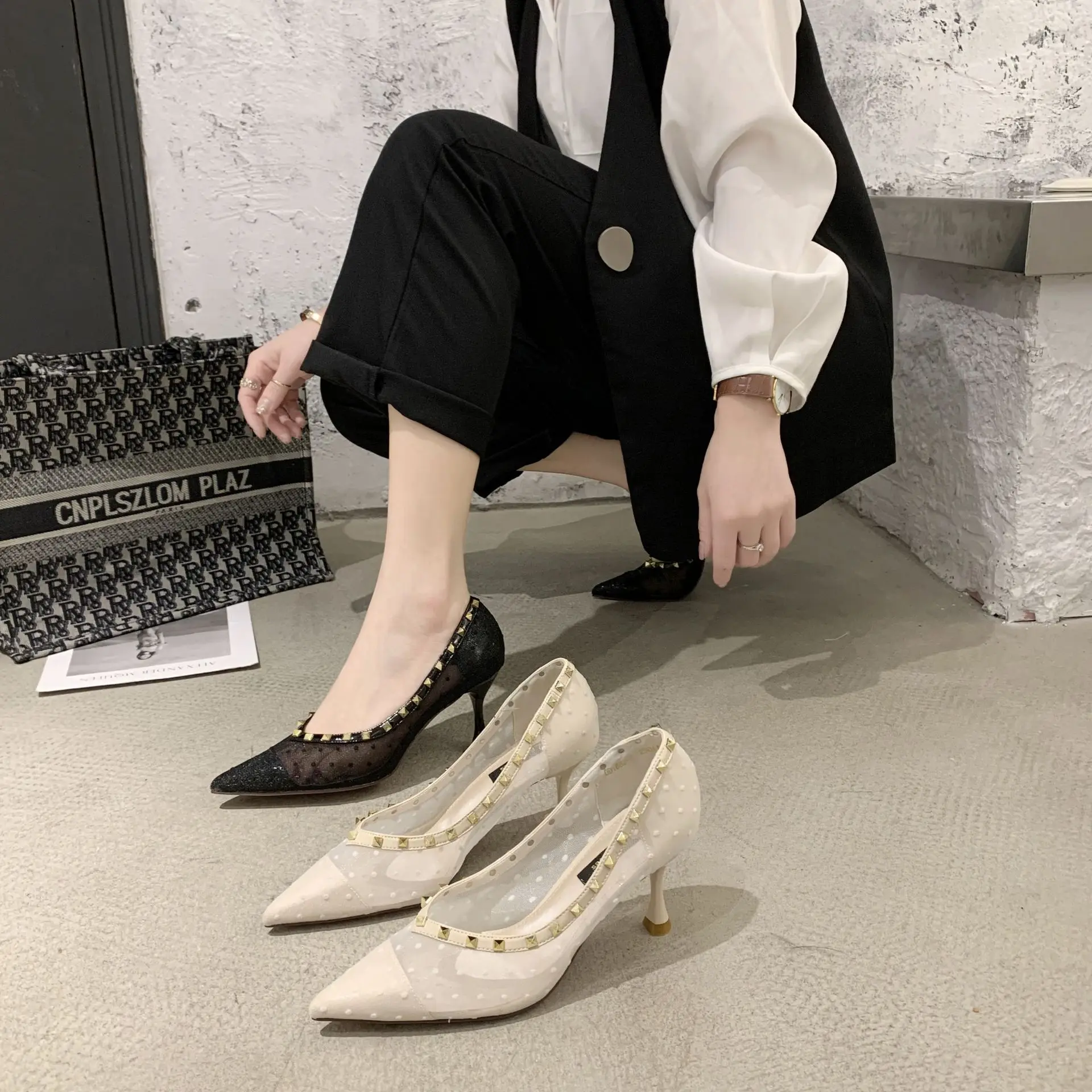 

New Korean screen hollow rivet pointed single shoe shallow mouth hollow thin heel high heel women's shoes