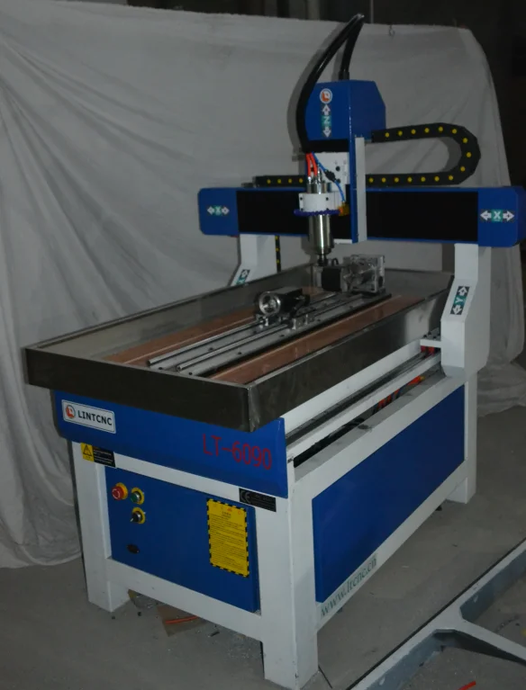 Маленький фрезерный станок с ЧПУ 6090 и вакуумным столом для МДФ алюминия