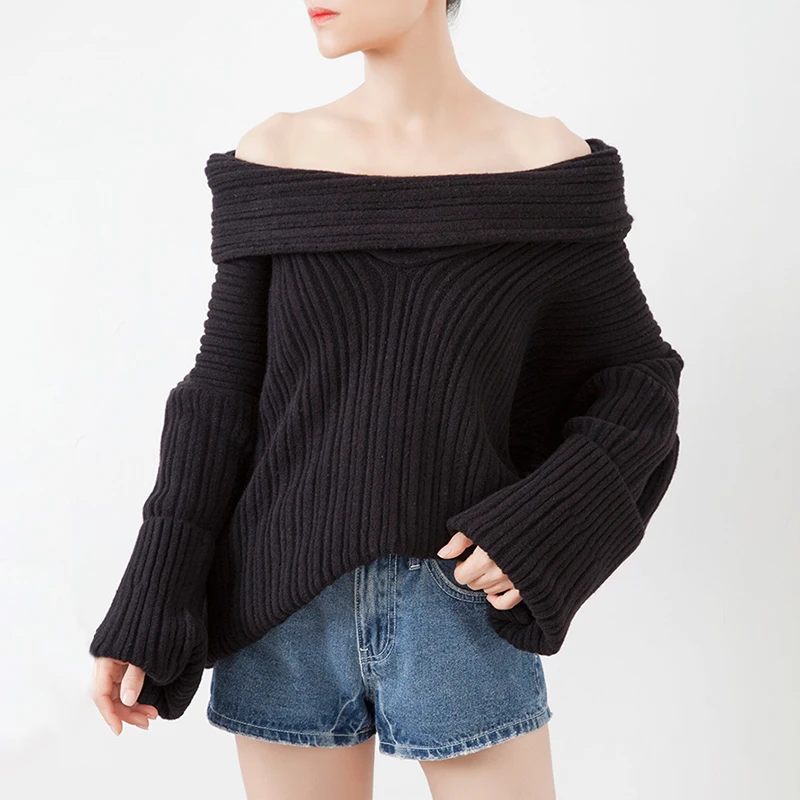 Женский свитер на шнуровке белый одно плечо с косым воротником и длинным рукавом