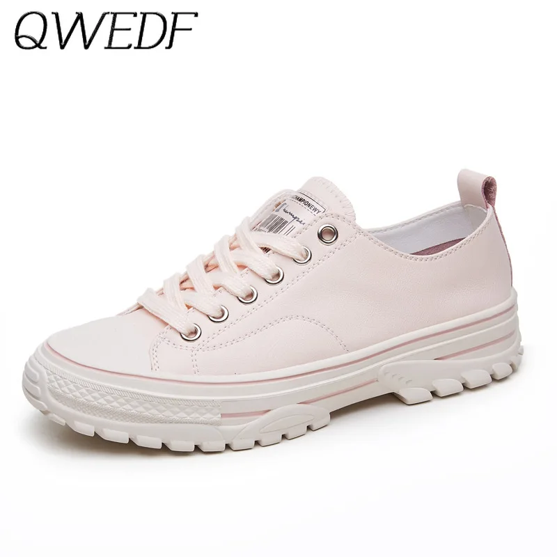 Женские повседневные кроссовки белые однотонные на толстой подошве шнуровке