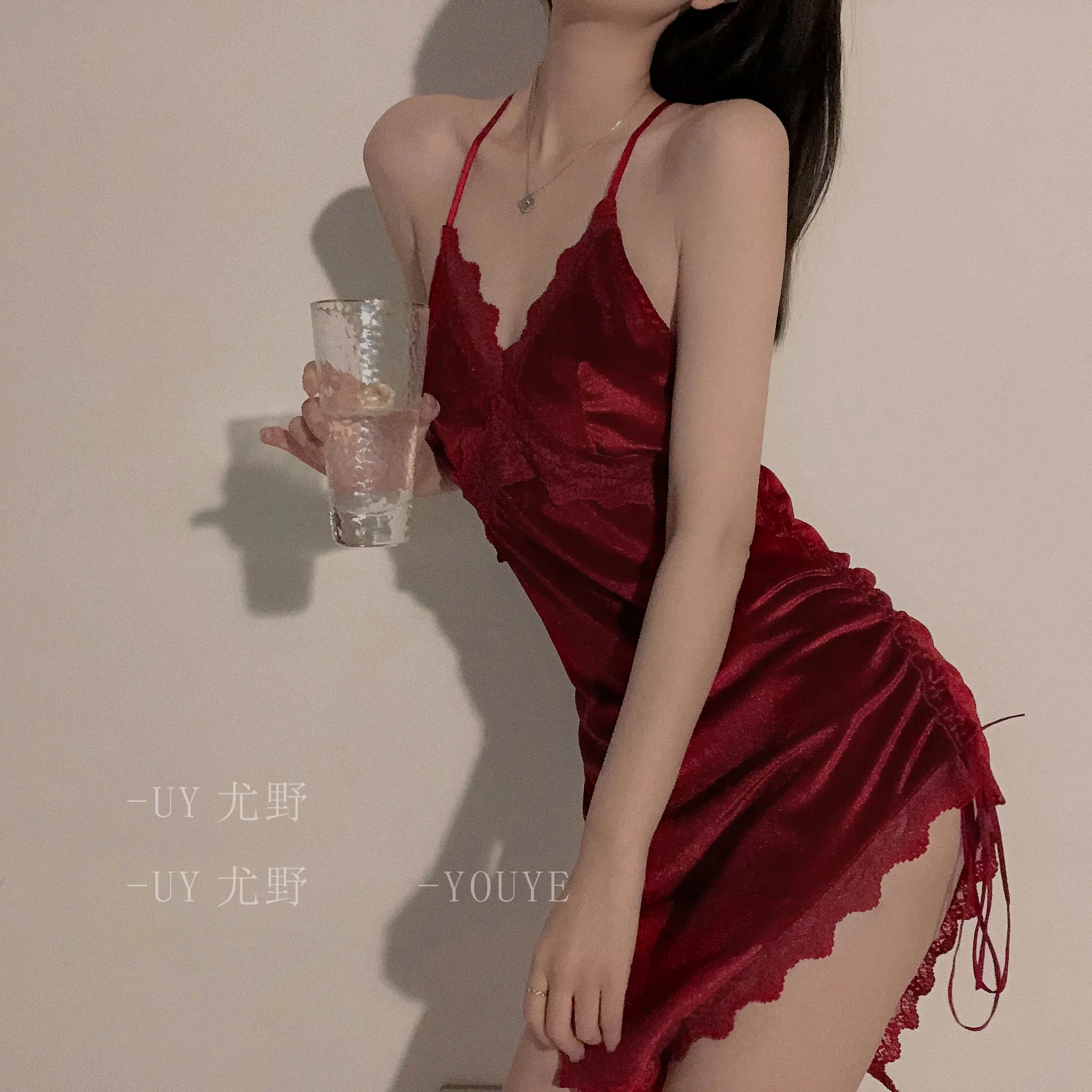 Пикантная Ночная рубашка в дворцовом стиле бархатная на бретельках с открытой