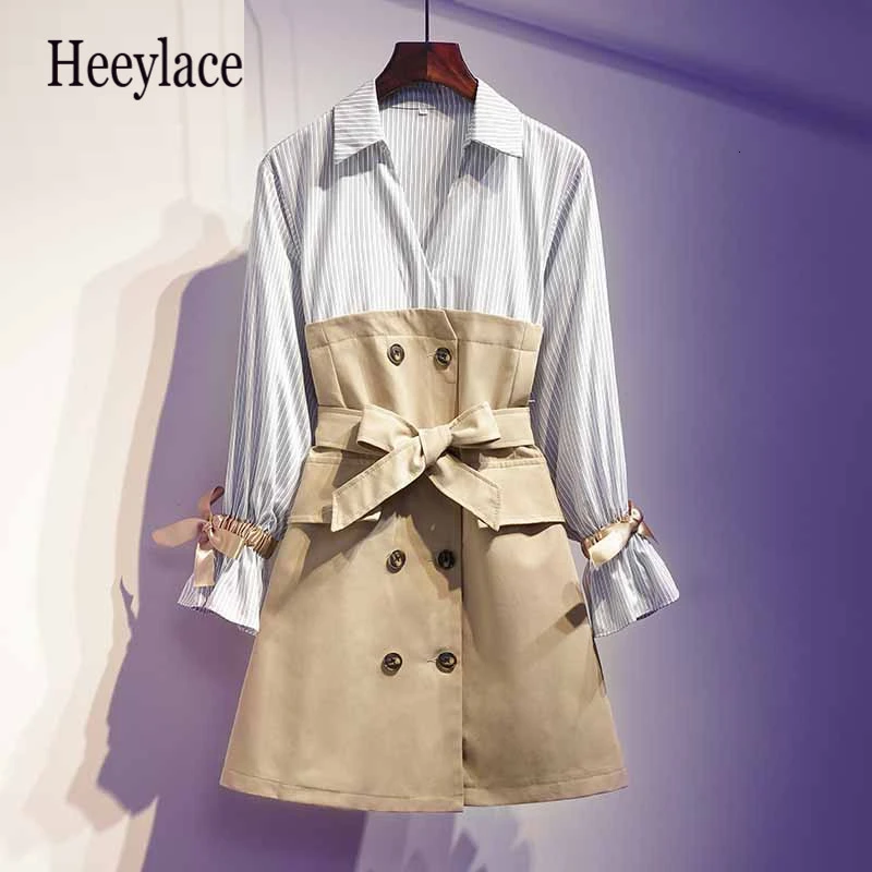 Женское офисное платье с отложным воротником двубортное в полоску расклешенными