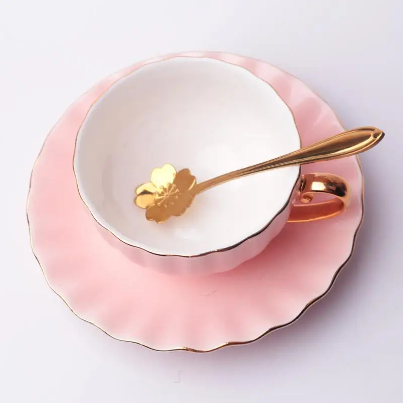 Милая керамическая кофейная чашка в скандинавском стиле с ложкой