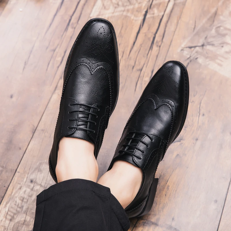 

New fashion Men outdoor leather lace-up Shoes Brogue Casual Shoes Men Leather Shoes Business wedding shoes big size 38-47 w5