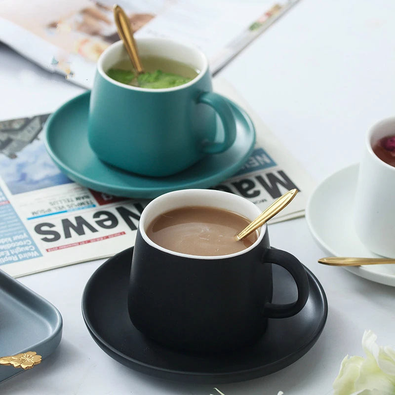 Кофейная чашка и блюдце с подсветильник кой северной части европейская