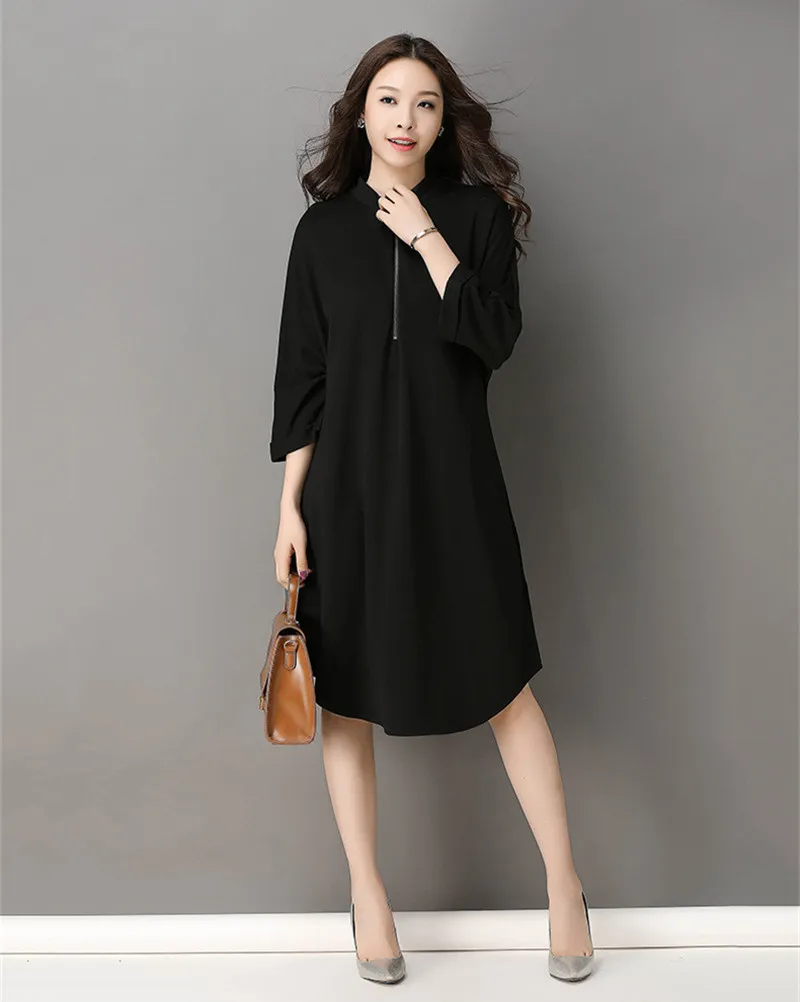 Женское платье-футболка с круглым вырезом черное свободное Повседневное платье