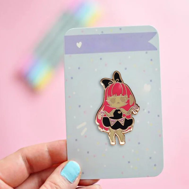 Эмалированная заколка без девушек с Заколкой в черном платье и бантом на голове