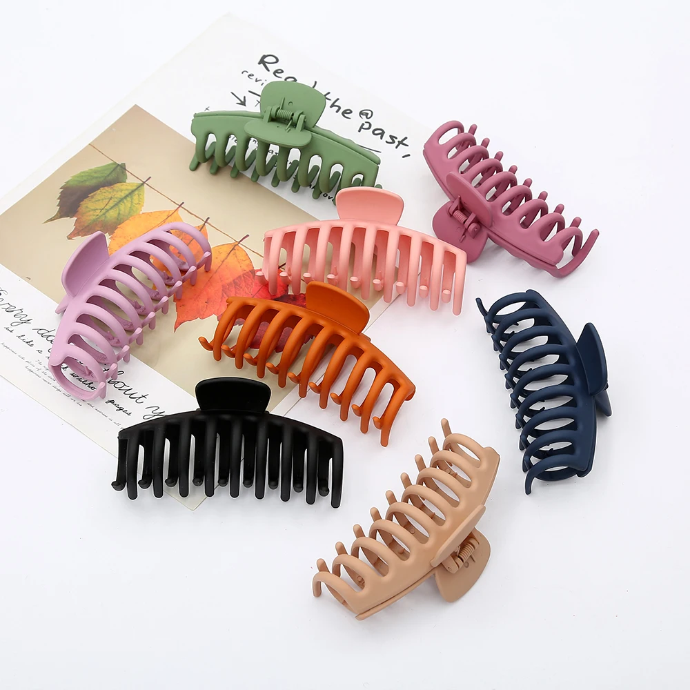 Модные и популярные женские аксессуары для волос простые могут быть сочетаны с