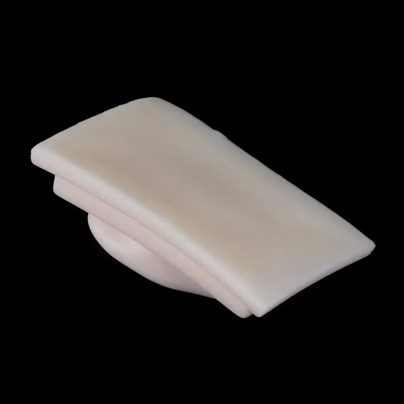 Модель левого уха из мягкого силикона человека в натуральную величину