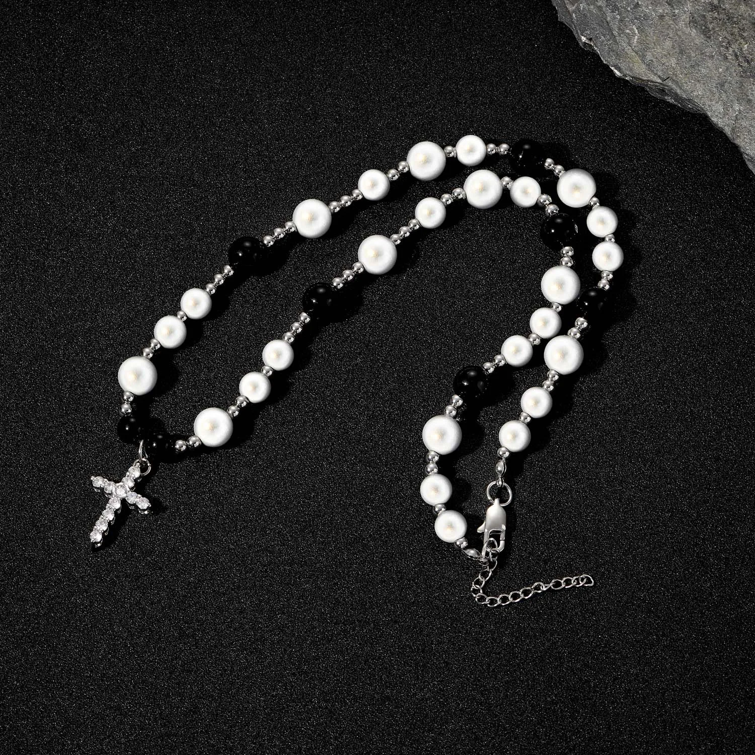 

Hip Hop Necklace Black and White Reflective Pearl Cross Necklace Stainless Steel ABS Pearl Men's Lock Bone chain