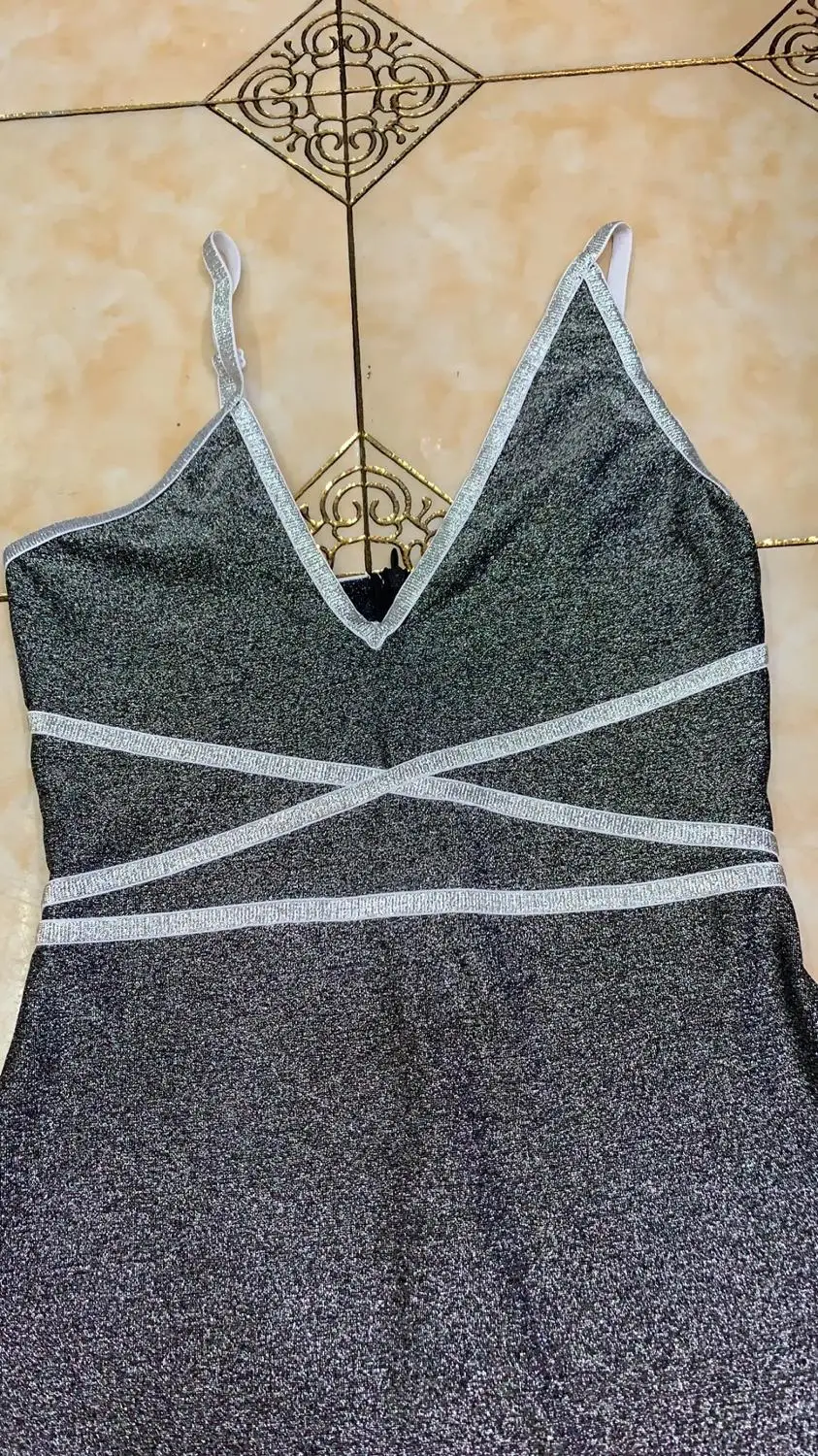 Женское облегающее платье на тонких бретелях элегантное серое вечерние