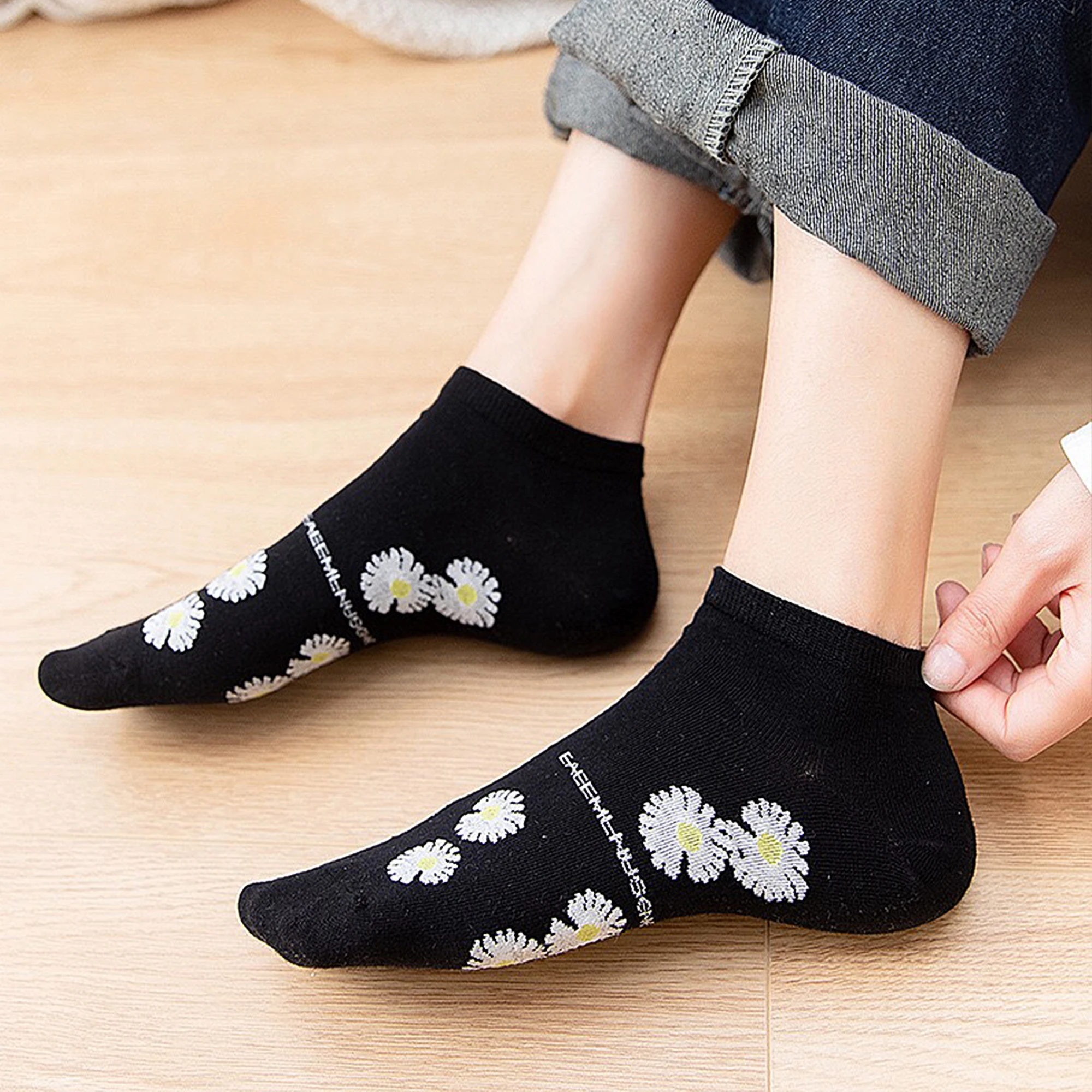 Женские хлопковые короткие носки черные с вышитыми цветами и принтом маргариток