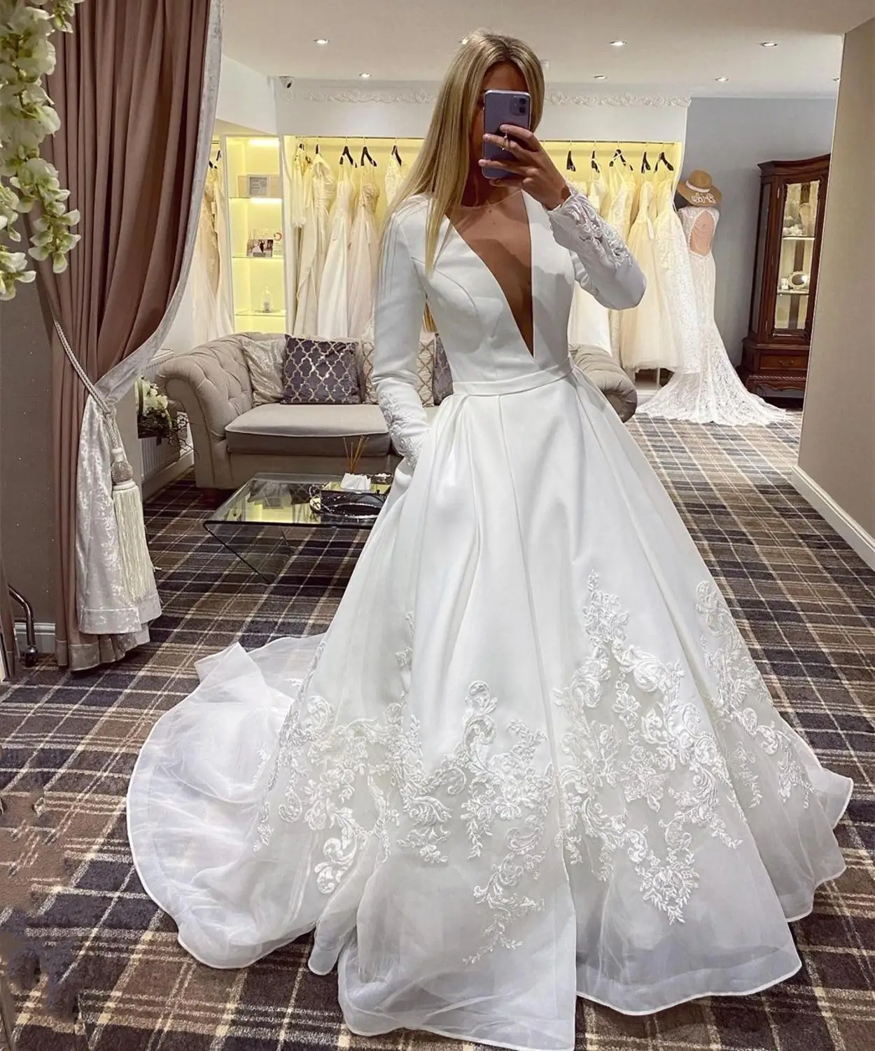 

V-Neck Wedding Dress Long Sleeve Ball Gown Lace Appliques Sweep Train Robe De Mariee Bridal Gown With Pocket Charming Princess