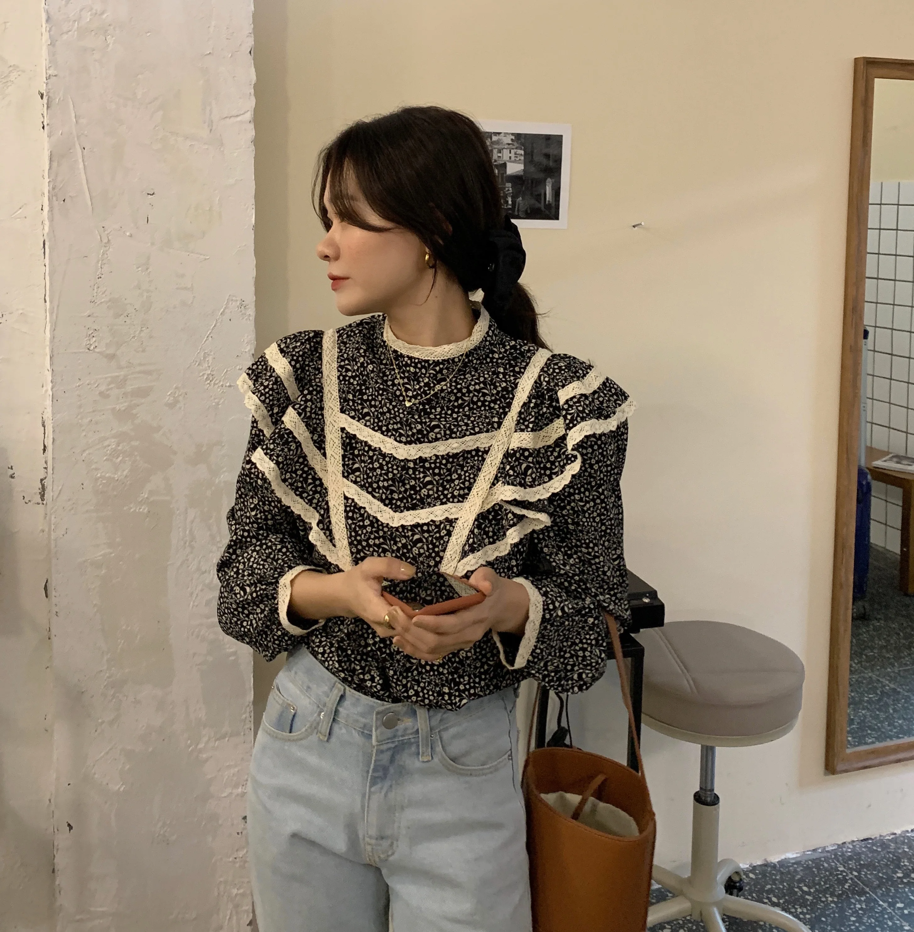

2020 Autumn Winter New Korean Sweet Ruffled Black Floral Shirt Stand Up Collar Long Sleeve Chiffon Print Tops