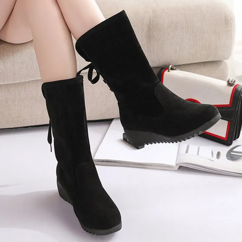 Зимние женские сапоги средней длины из искусственной замши на тонкой танкетке