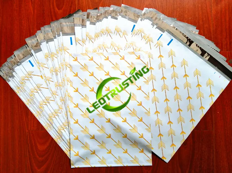 Leotrust пластиковая сумка конверт с золотыми стрелками 26x33 + 4 см самоклеящаяся