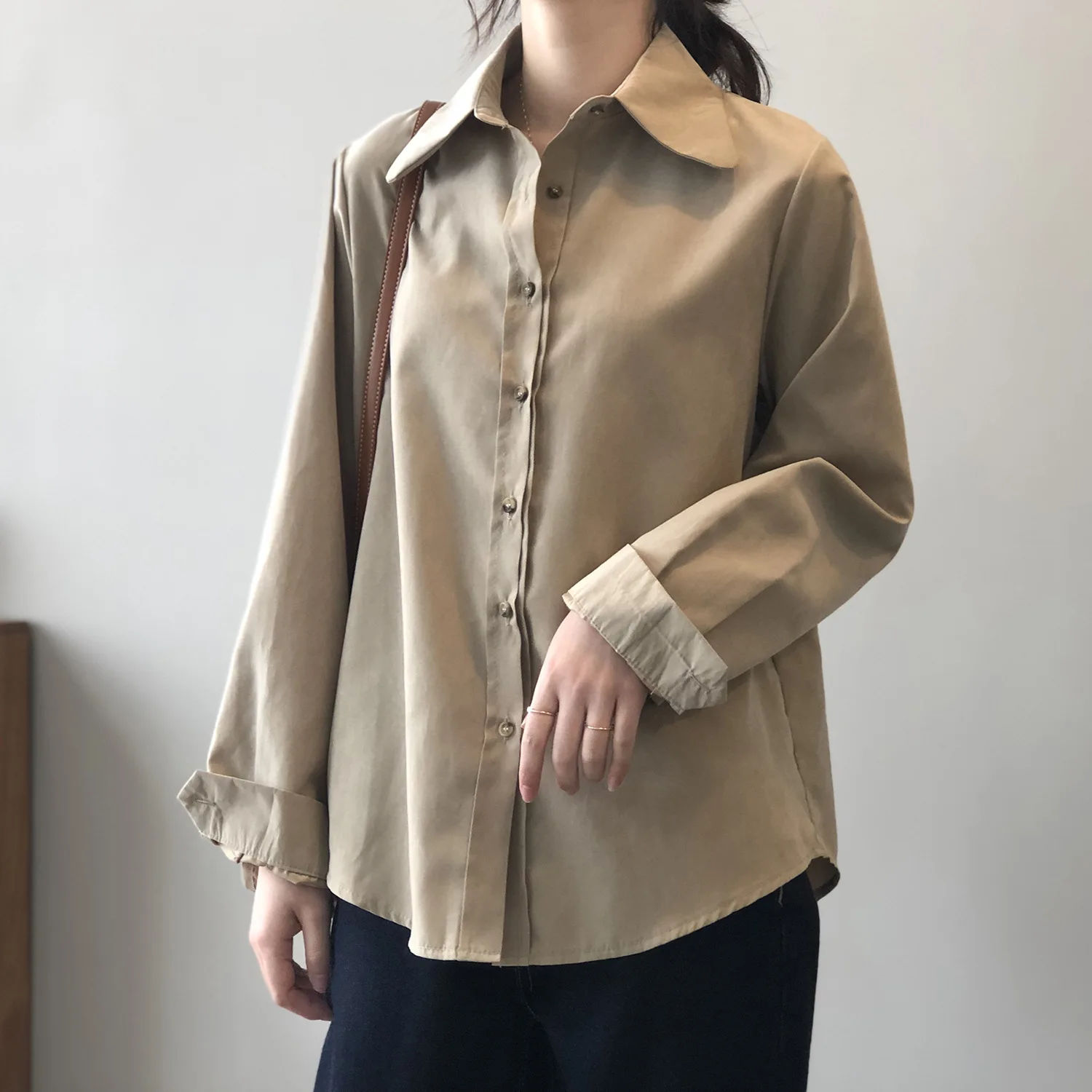 

2021 Spring Summer Boyfriend Style Women Shirts Long Sleeve Velvet Front Oversized Loose Medium Length Long Sleeve Lapel Shirt