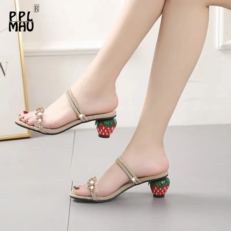 

Роскошные Стразы прозрачные клубничный каблук 2021 модные летние сандалии с открытым носком уличная одежда Нескользящие женские тапочки на ...