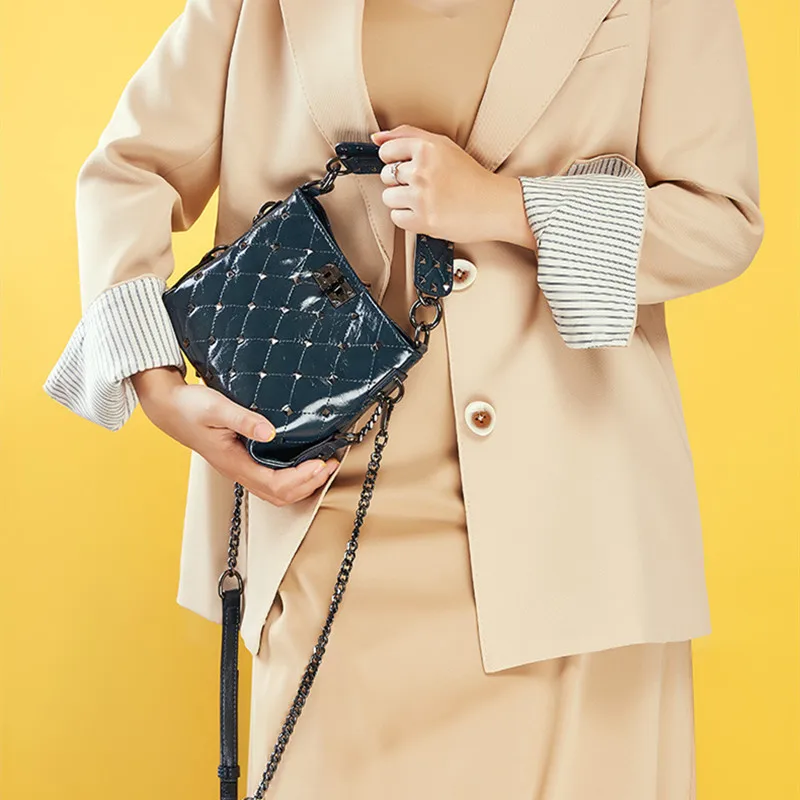 

Women's Fashion Classic Designer Leather Diamond Lattice Rivet Retro Handbag Chain Bucket Bag Crossbody Bag Shoulder Bag Leather