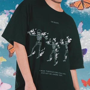 Футболка женская хлопковая с надписью Oh, Honey I 'd Walk Through The Fire for You Just Let Me Adore You