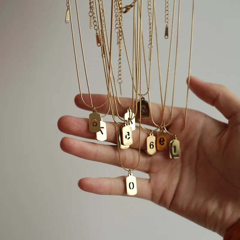 Цепочка-чокер золотистая с подвеской в виде букв и цифр | Украшения аксессуары