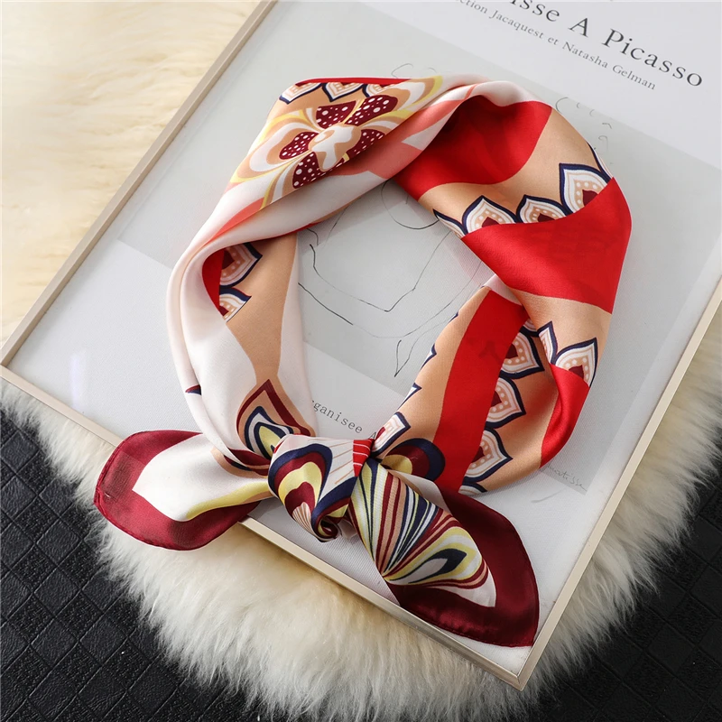 

2021 Новый Модный женский шейный платок Шелковый квадратный шейный платок Женская головная повязка с принтом Цветочный платок Обертывания Ж...