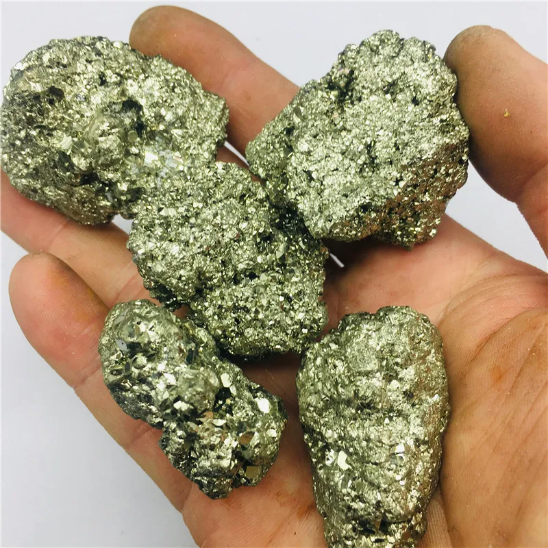 Натуральная латунная руда 100 г расположена с минеральным кристаллом образцом