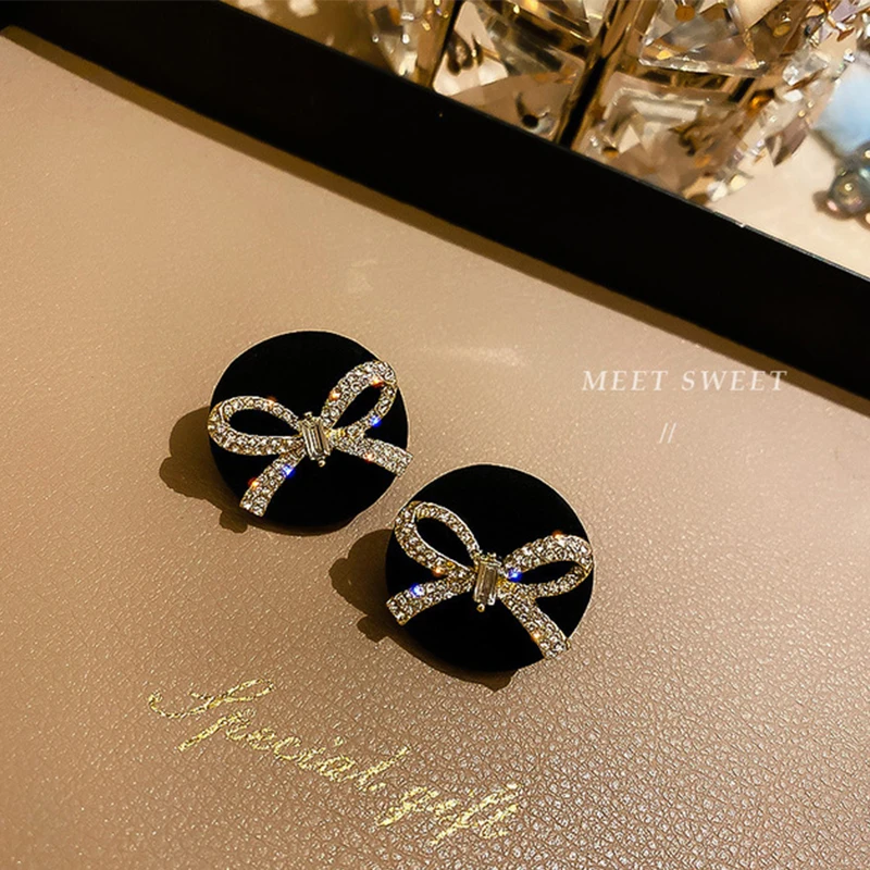 

Ms Earring Korean Fashion Hypoallergenic Metal Inlaid Rhinestone Pearl Bow Ear Nail Suitable for Women Daily Ear Jewelry Pendant