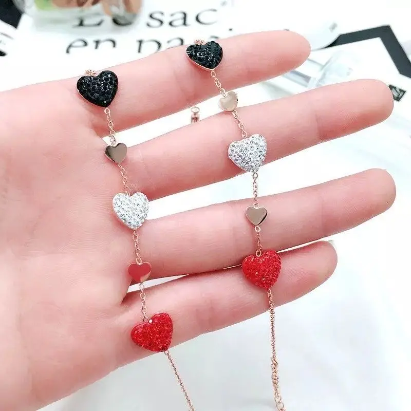 Женский браслет из розового золота с подвеской в форме сердца украшенный