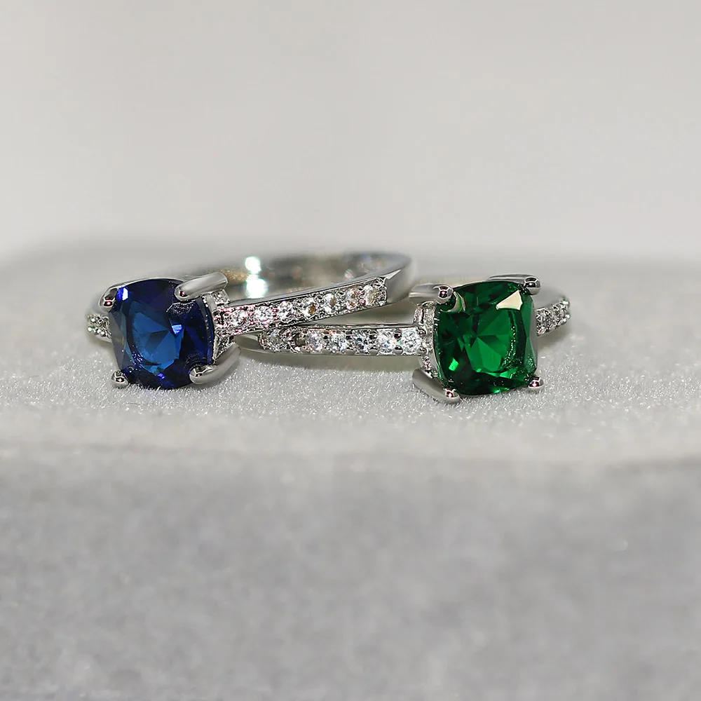 Женское кольцо с квадратным фианитом серебристое четырьмя закрепками зеленый и